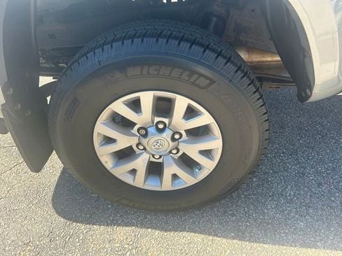 Used 2017 Toyota Tacoma SR5 w/ Tow Package AWD/4WD image 4