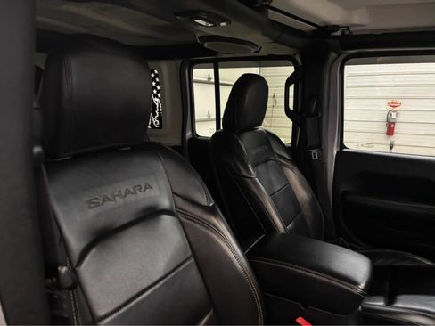 Used 2018 Jeep Wrangler Unlimited Sahara w/ Dual Top Group AWD/4WD image 26