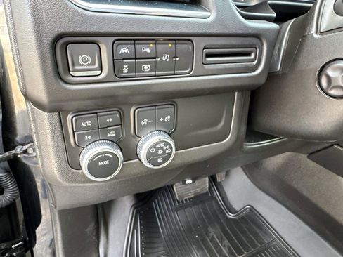 Used 2023 GMC Yukon SLT w/ SLT Luxury Package image 13