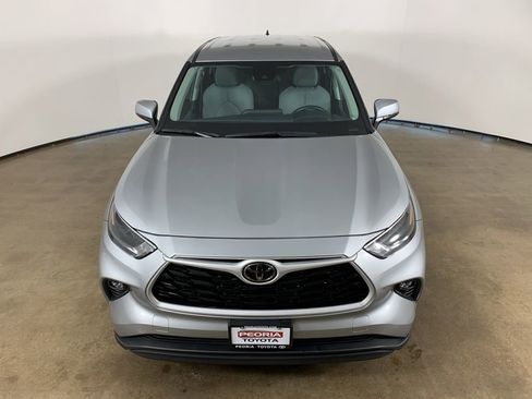 Used 2024 Toyota Highlander LE AWD/4WD image 4