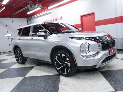 Used 2024 Mitsubishi Outlander SE image 2