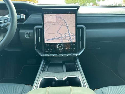 Used 2025 GMC Acadia AT4 w/ Luxury Package image 17