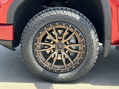 Used 2024 GMC Sierra 1500 AT4 w/ Technology Package image 32