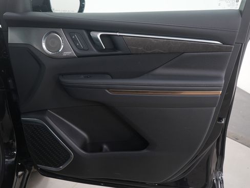 Used 2025 Buick Enclave Avenir image 12