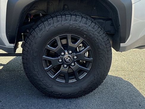 Used 2025 Toyota 4Runner SR5 AWD/4WD image 12