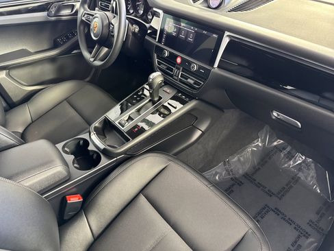 Certified 2025 Porsche Macan image 18
