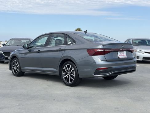 Used 2025 Volkswagen Jetta SE FWD image 5
