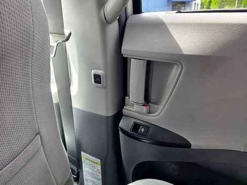 Used 2019 Toyota Sienna LE w/ LE Preferred Package FWD image 47