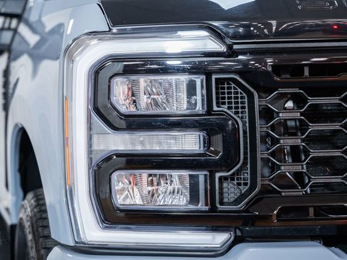 Used 2025 Ford F250 Lariat w/ Black Appearance Package image 9