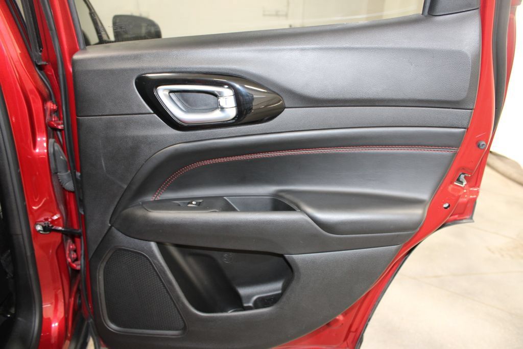 Used 2025 Jeep Compass Trailhawk AWD/4WD image 32