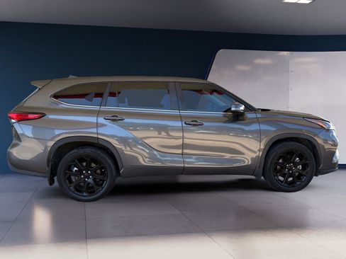 Used 2023 Toyota Highlander LE FWD image 6