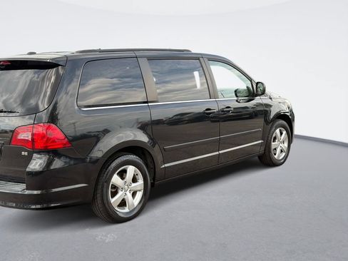 Used 2011 Volkswagen Routan SE FWD image 5