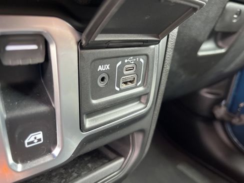 Used 2025 Jeep Wrangler Sport AWD/4WD image 34