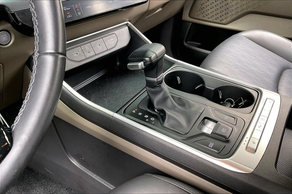 Used 2026 Kia Carnival FWD image 11