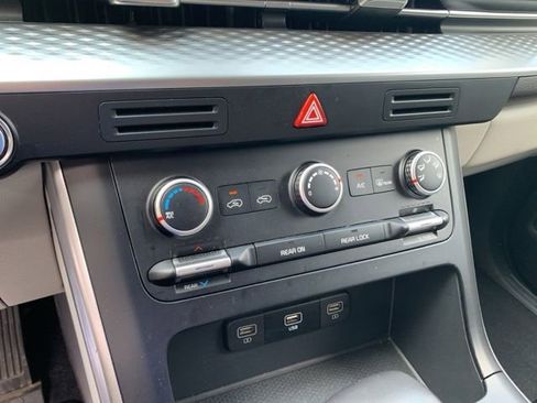 Used 2024 Kia Carnival LX image 38