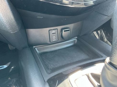 Used 2017 Nissan Rogue SV w/ SV Premium Package image 23