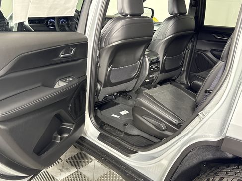 New 2025 Jeep Grand Cherokee L Altitude image 17