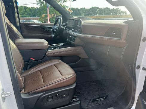 Used 2025 Chevrolet Tahoe High Country AWD/4WD image 14