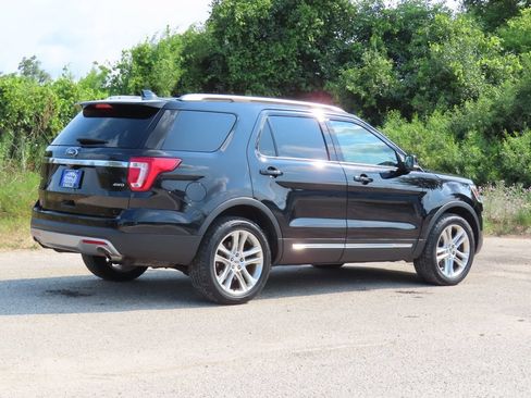 Used 2016 Ford Explorer XLT w/ Equipment Group 202A AWD/4WD image 3