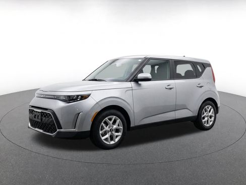 Used 2025 Kia Soul LX w/ LX Technology Package FWD image 3