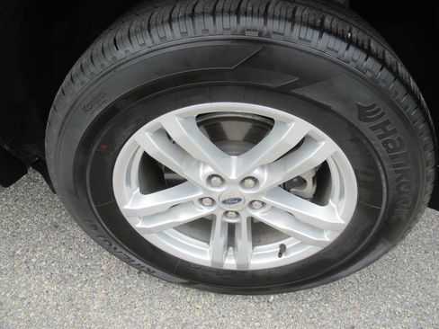 Used 2024 Ford Explorer XLT w/ Equipment Group 202A AWD/4WD image 10