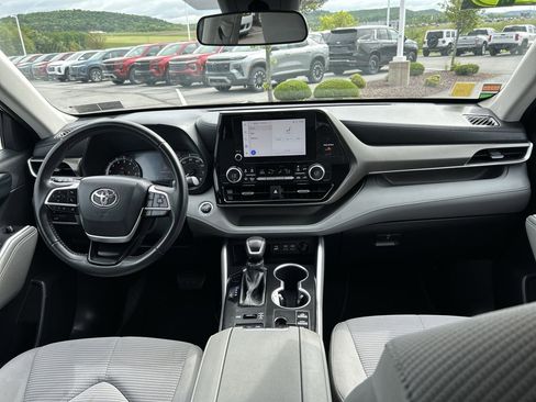 Used 2023 Toyota Highlander LE AWD/4WD image 16