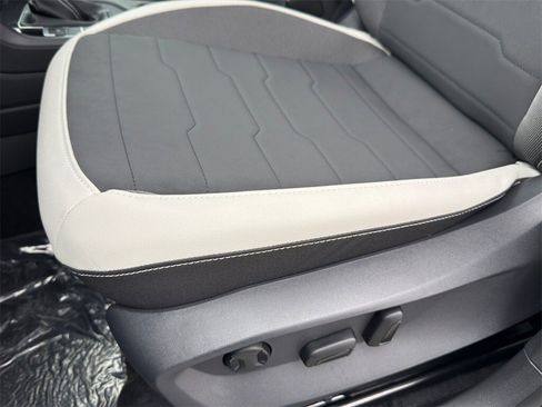 New 2026 Volkswagen Taos SE image 11