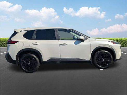 Used 2023 Nissan Rogue SV image 3
