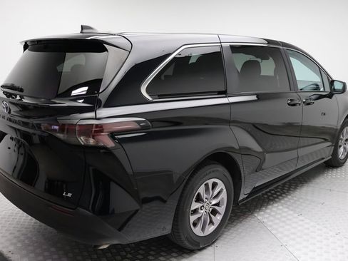 Certified 2025 Toyota Sienna LE image 8