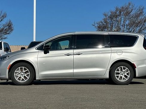 Used 2024 Chrysler Pacifica Touring-L image 7