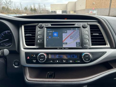 Used 2018 Toyota Highlander XLE image 28