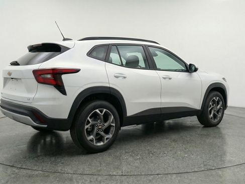 Used 2025 Chevrolet Trax LT w/ LT Convenience Package image 9