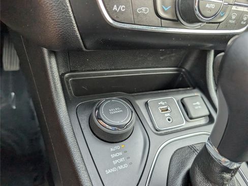 Used 2019 Jeep Cherokee Latitude Plus w/ Comfort/Convenience Group AWD/4WD image 25