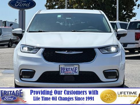 Used 2023 Chrysler Pacifica Touring-L image 9