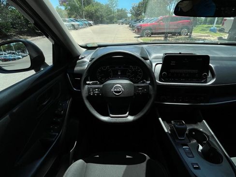 Used 2025 Nissan Rogue S FWD image 11