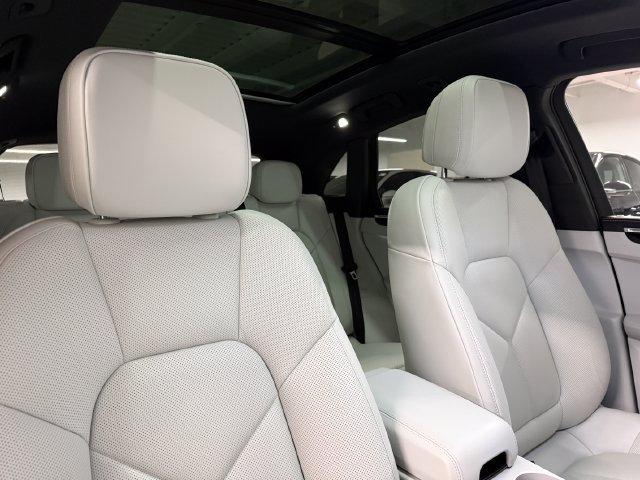 Certified 2026 Porsche Macan Turbo AWD/4WD image 29