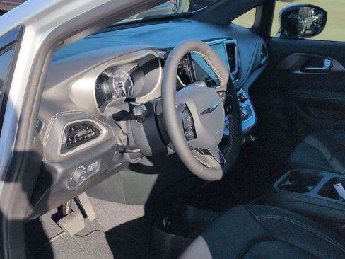 New 2026 Chrysler Pacifica Select image 2