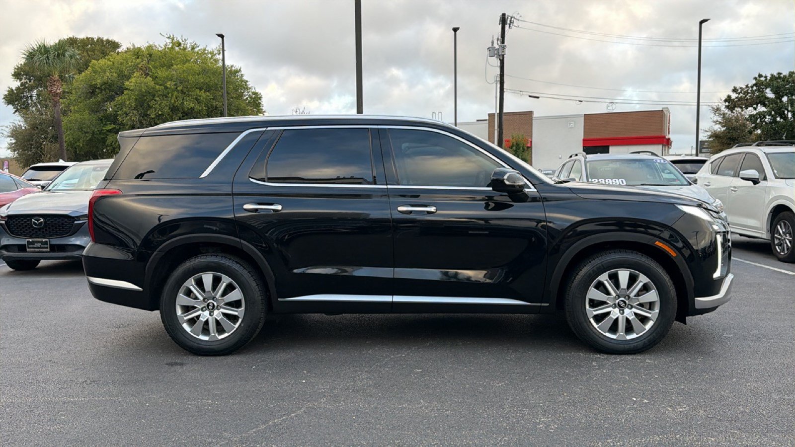 Used 2023 Hyundai Palisade SEL w/ Cargo Package FWD image 3
