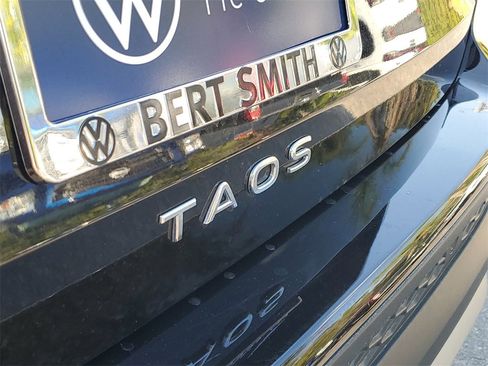 Certified 2025 Volkswagen Taos SE image 5