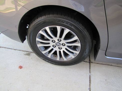 Used 2020 Toyota Sienna XLE w/ XLE Navigation Package FWD image 26