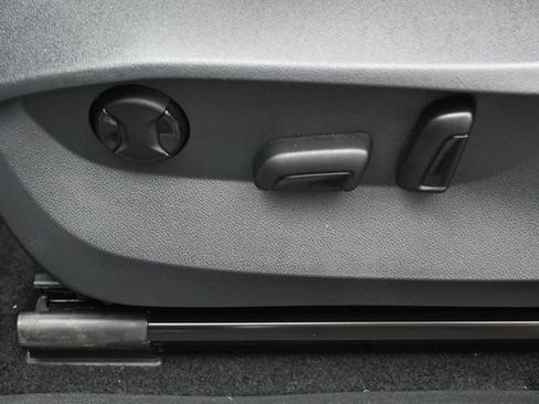 Used 2023 Volkswagen Tiguan SE w/ Panoramic Sunroof Package FWD image 10