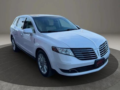 Used 2019 Lincoln MKT AWD image 3