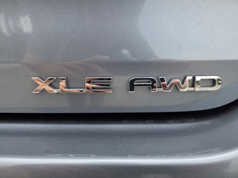 Used 2024 Toyota Highlander XLE AWD/4WD image 15