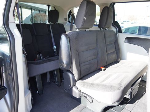 Used 2017 Dodge Grand Caravan SE w/ UConnect Hands-Free Group image 27