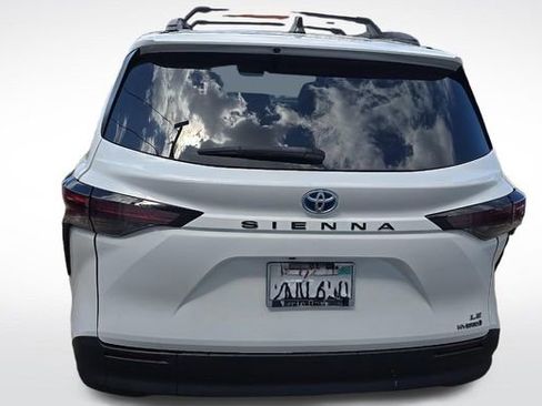 Used 2024 Toyota Sienna LE w/ LE Plus Package image 4