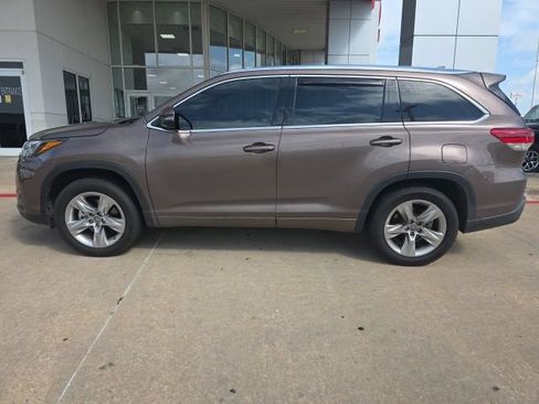 Used 2019 Toyota Highlander Limited FWD image 2