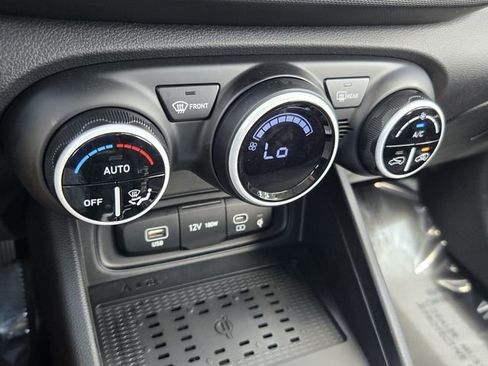 Certified 2025 Hyundai Venue Limited FWD image 16