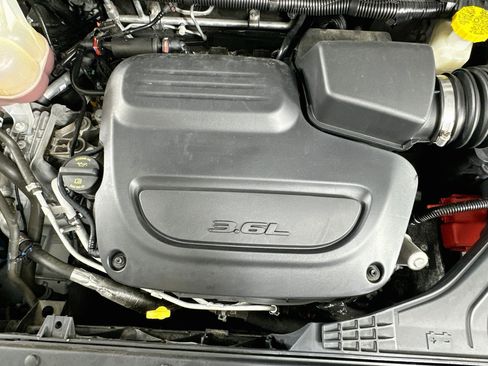 Used 2023 Chrysler Pacifica Touring-L AWD/4WD image 32