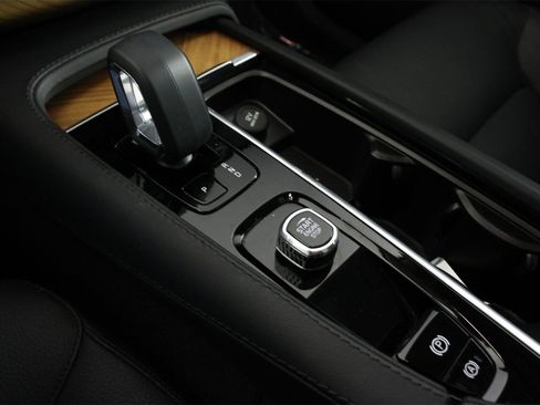 Certified 2024 Volvo XC90 T8 Plus w/ Protection Package Premier image 15