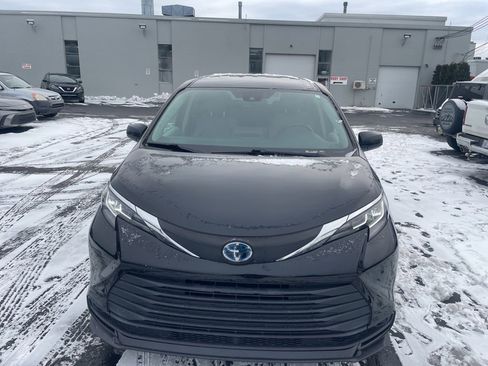 Certified 2021 Toyota Sienna LE image 2